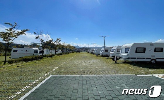 본문 이미지 - 2021년 9월29일 촬영한 충주종합운동장 주차장 모습.2021.9.29/뉴스1 윤원진 기자