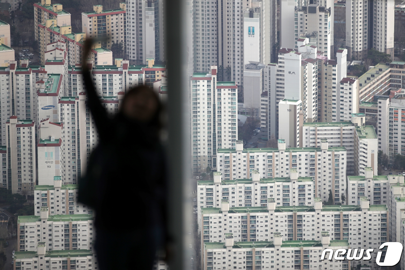 (서울=뉴스1) 이승배 기자 = 다음 주 이후 도래하는 중도금에 대해 분양가와 관계없이 대출을 받을 수 있게 된다. 최대 5억원으로 제한됐던 인당 중도금 대출 한도도 사라진다. 국 …