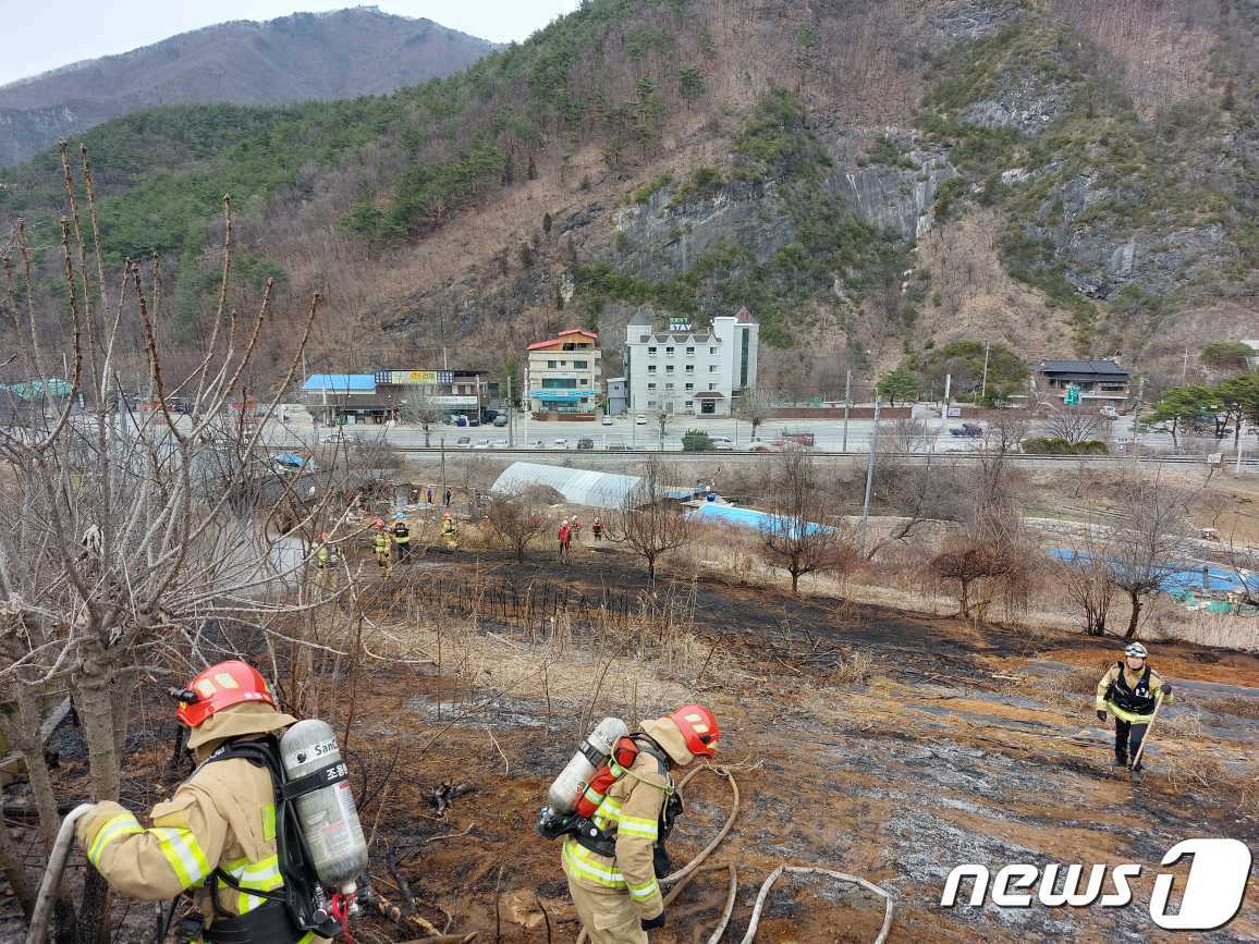 강원 영월군 영월읍 덕포리 들불 현장.&#40;강원도소방본부 제공&#41;