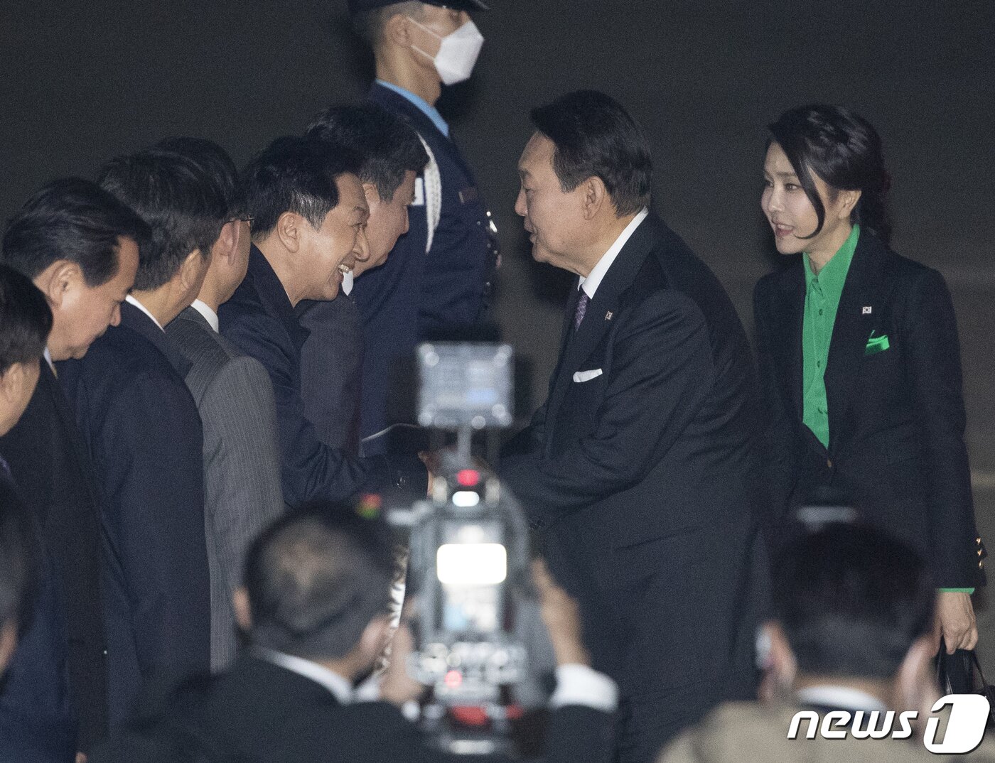 본문 이미지 - 1박2일 간의 일본 방문 일정을 마친 윤석열 대통령과 김건희 여사가 17일 오후 경기 성남시 서울공항을 통해 귀국해 김기현 국민의힘 대표와 인사하고 있다. 2023.3.17/뉴스1 ⓒ News1 신웅수 기자