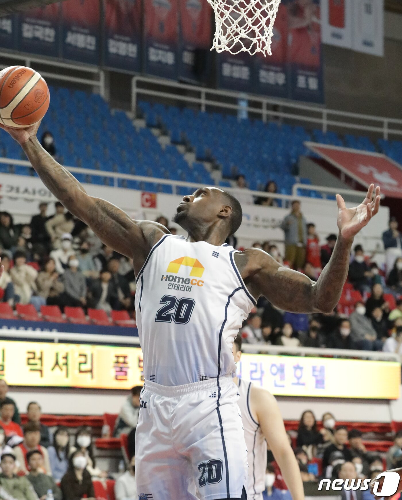 본문 이미지 - 17일 오후 울산 동천체육관에서 열린 'SKT 에이닷 프로농구 2022-2023 KBL' 울산 현대모비스와 전주 KCC의 경기에서 전주 KCC 라건아가 골밑슛을 하고 있다. 2023.3.17/뉴스1 ⓒ News1 김지혜 기자