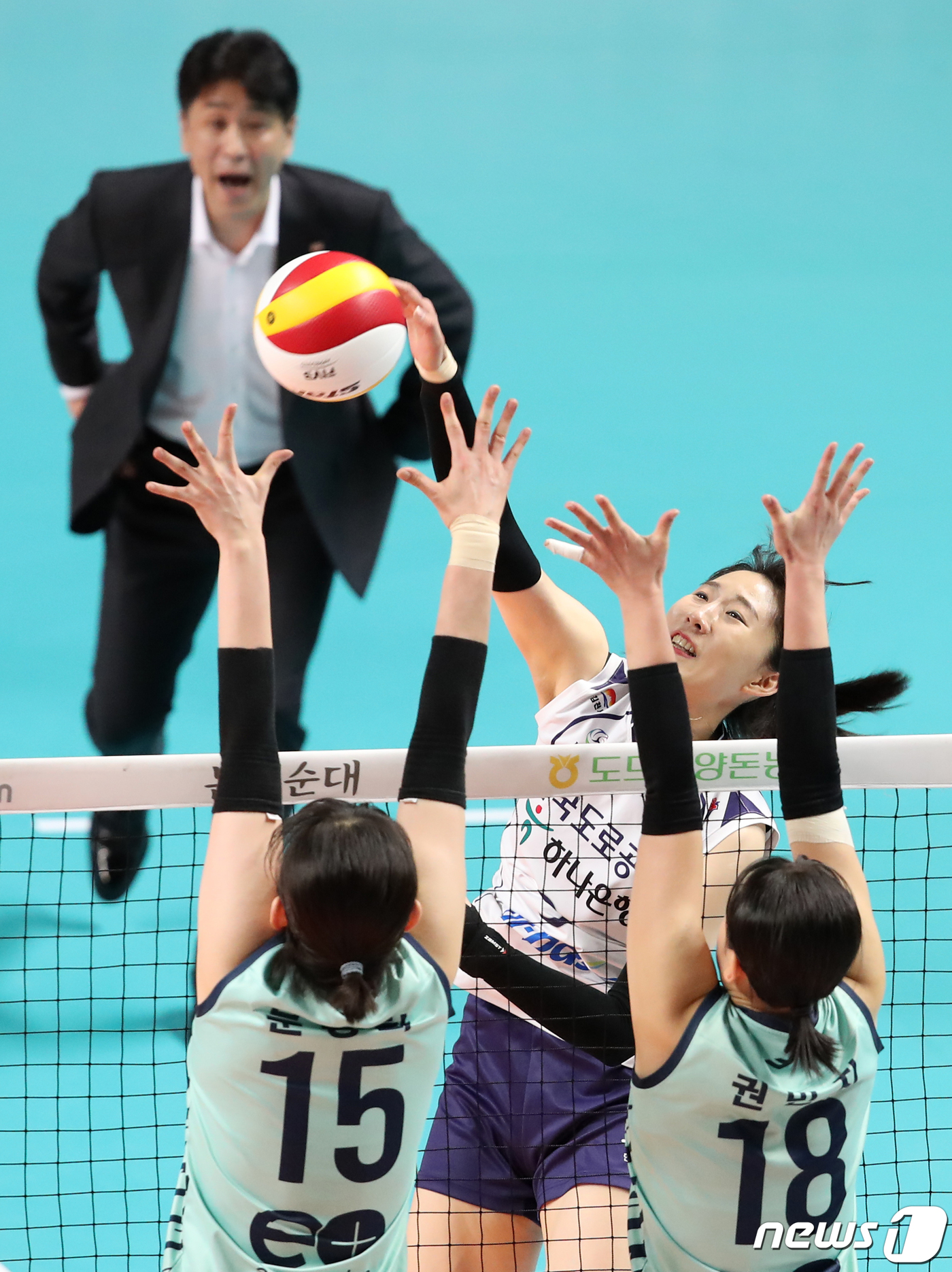 (서울=뉴스1) 이승배 기자 = 17일 오후 서울 중구 장충체육관에서 열린 프로배구 여자부 '2022-23시즌 도드람 V리그' GS칼텍스와 한국도로공사의 경기에서 한국도로공사 박정 …