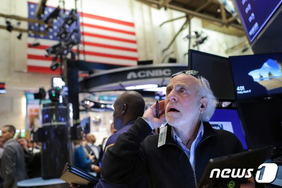 NYSE의 한 트레이더가 주가 급락에 놀란 표정을 짓고 있다.  © 로이터=뉴스1