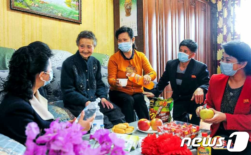 (평양 노동신문=뉴스1) = 북한 노동당 기관지 노동신문은 18일 "오늘 우리 인민들속에서는 서로 돕고 이끌며 기쁨과 슬픔을 함께 나누는 것이 평범한 생활"이라고 사회주의 체제를 …