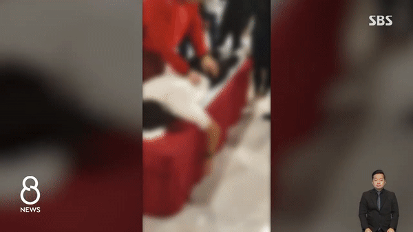 본문 이미지 - 한 중량 운동 스포츠 연맹 회장이 마사지 시범을 보이며 여성 수강생들의 엉덩이를 만지는 등 부적절한 신체 접촉을 행했다. (SBS)