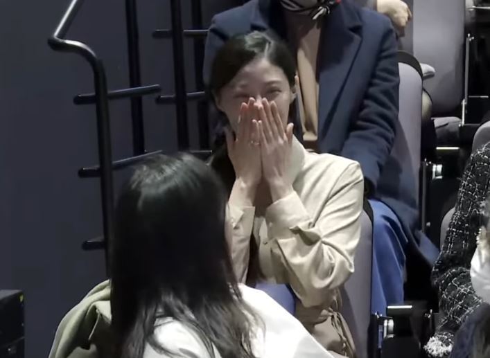 본문 이미지 - 북 콘서트 진행자가 객석에 앉아있던 조씨를 부르자 쑥스러워하는 조씨. (오마이TV)