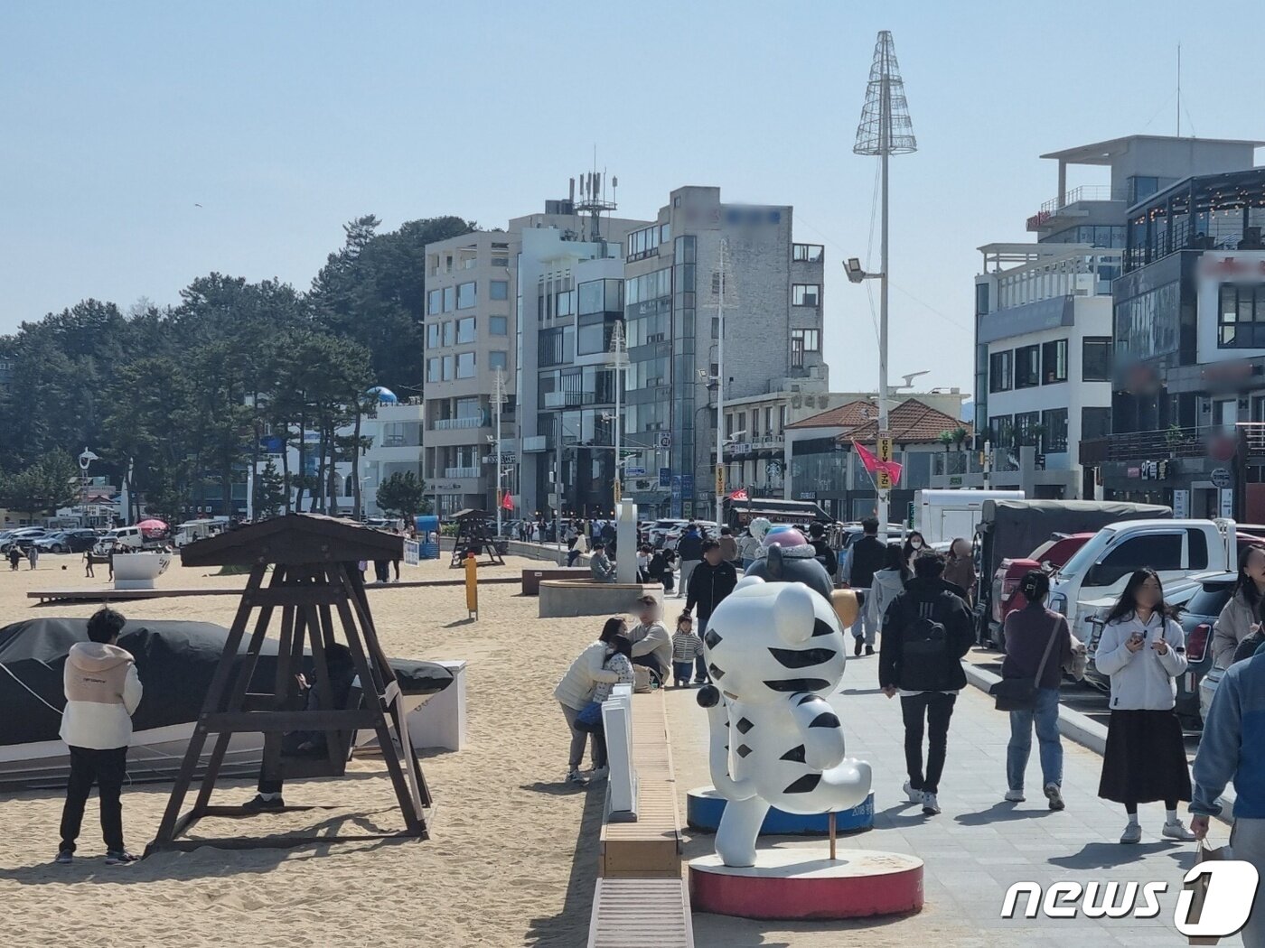 본문 이미지 - 완연한 봄 날씨를 보인 18일 강원 강릉 안목커피해변이 나들이객으로 붐비고 있다.2023.3.18/뉴스1 윤왕근 기자