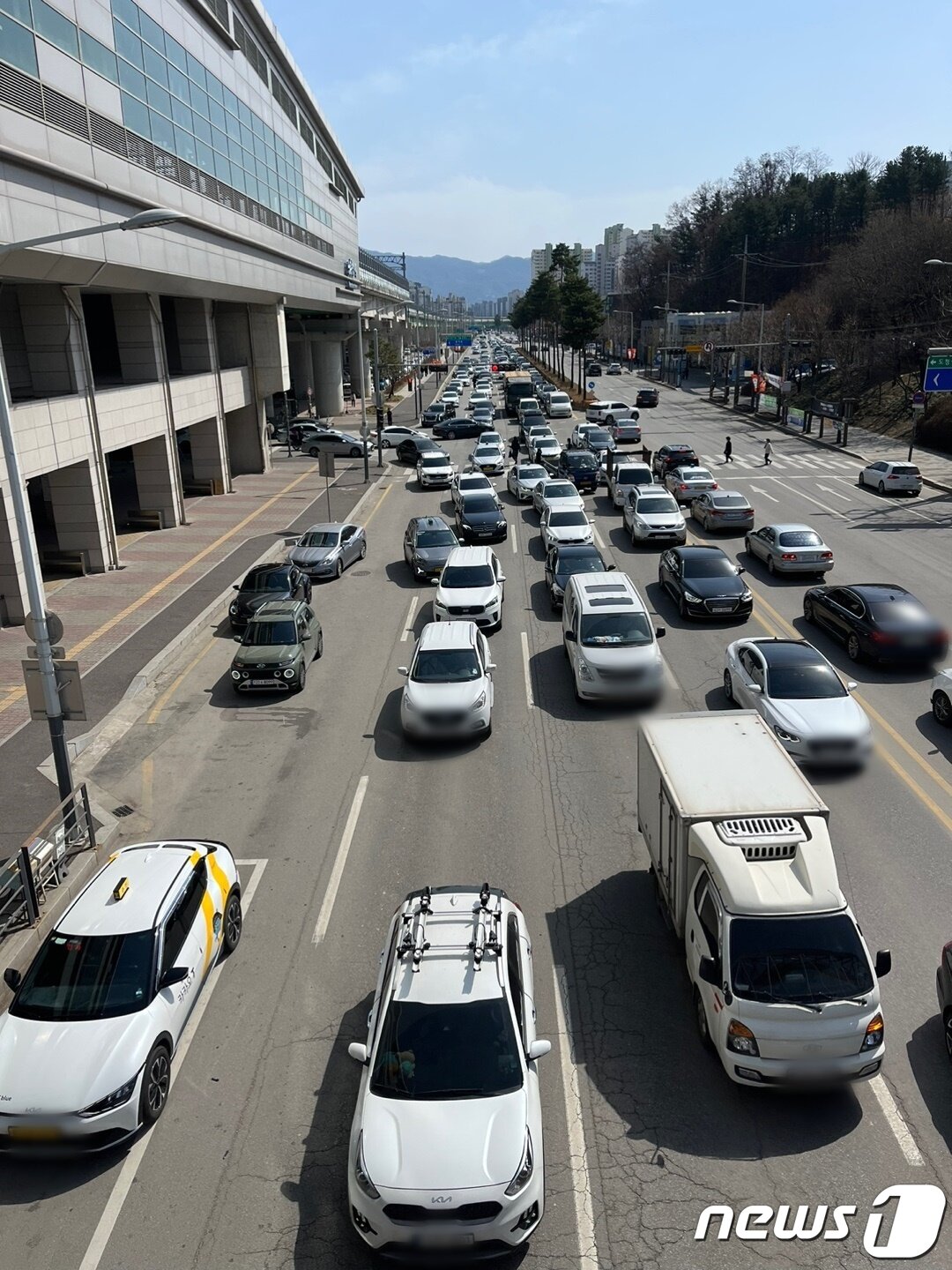 본문 이미지 - 완연한 봄 날씨를 보인 18일 강원 춘천 남춘천역 앞 도로가 나들이 차량으로 붐비고 있다.(독자제공)2023.3.18/뉴스1 윤왕근 기자
