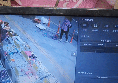 본문 이미지 - 지난 8일 울산 남구 신정시장에서 노점상을 단속하던 한 남성이 68세 여성을 바닥에 내동댕이 쳤다. &#40;&#39;보배드림&#39; 갈무리&#41;