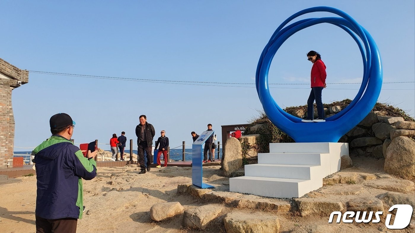 18일 오후 부산 기장군 기장읍 죽성리의 죽성드림세트장을 찾은 나들이객이 기념촬영을 하고 있다. 2023.03.18. ⓒ 뉴스1 박민석 기자