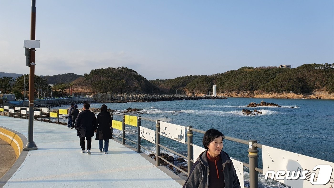 18일 오후 부산 기장군 기장읍 죽성리의 죽성드림세트장을 찾은 나들이객 모습. 2023.03.18. ⓒ 뉴스1 박민석 기자