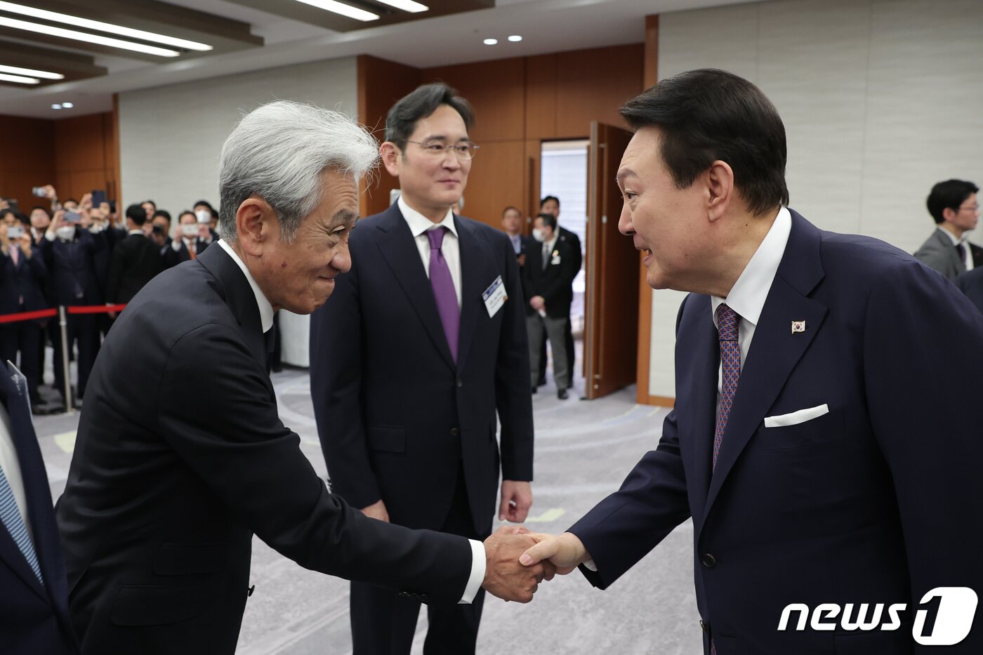 본문 이미지 - 윤석열 대통령이 17일 도쿄 일본경제단체연합회관에서 열린 한일 비즈니스라운드 테이블에서 코쿠부 후미야 마루베니 회장과 악수하고 있다. 가운데는 이재용 삼성전자 회장. (대통령실 제공) 2023.3.19/뉴스1 ⓒ News1 안은나 기자