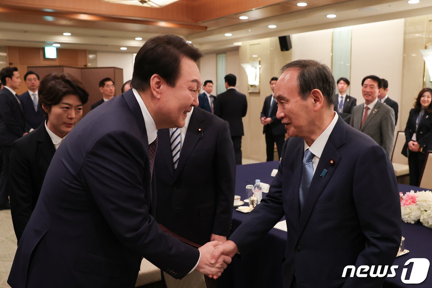 본문 이미지 - 윤석열 대통령이 17일 도쿄 시내 한 호텔에서 열린 일한의원연맹 및 일한친선협회중앙회 접견에서 스가 요시히데 전 총리와 악수하고 있다. (대통령실 제공) 2023.3.19/뉴스1 ⓒ News1 안은나 기자