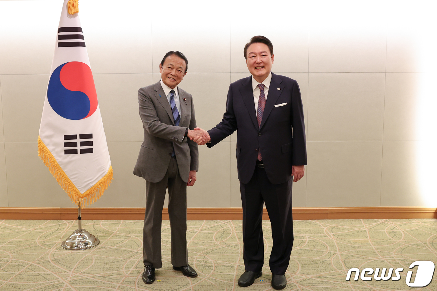 (서울=뉴스1) 안은나 기자 = 윤석열 대통령이 17일 일본 도쿄 시내 한 호텔에서 일한협력위원회 회장인 아소 다로 자유민주당 부총재와 기념 촬영하고 있다. (대통령실 제공) 20 …