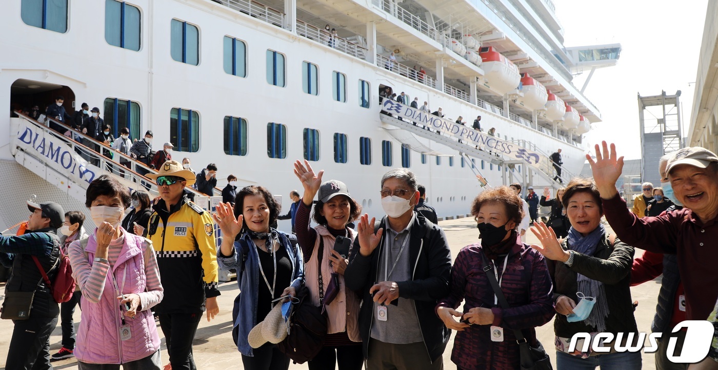 (제주=뉴스1) 고동명 기자 = 19일 오전 제주 서귀포시 강정민군복합형관광미항에 일본 가고시마에서 출발한 초대형 크루즈선 다이아몬드 프린세스호(11만톤급)가 입항해 승객들이 하선 …