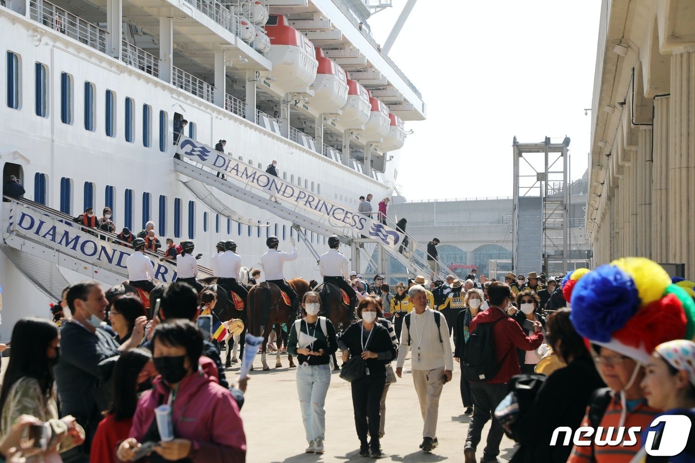 제주 서귀포시 강정민군복합형관광미항에 일본 가고시마에서 출발한 초대형 크루즈선 다이아몬드 프린세스호&#40;11만톤급&#41;가 입항해 승객들이 하선하고 있다.  2023.3.19/뉴스1 ⓒ News1  