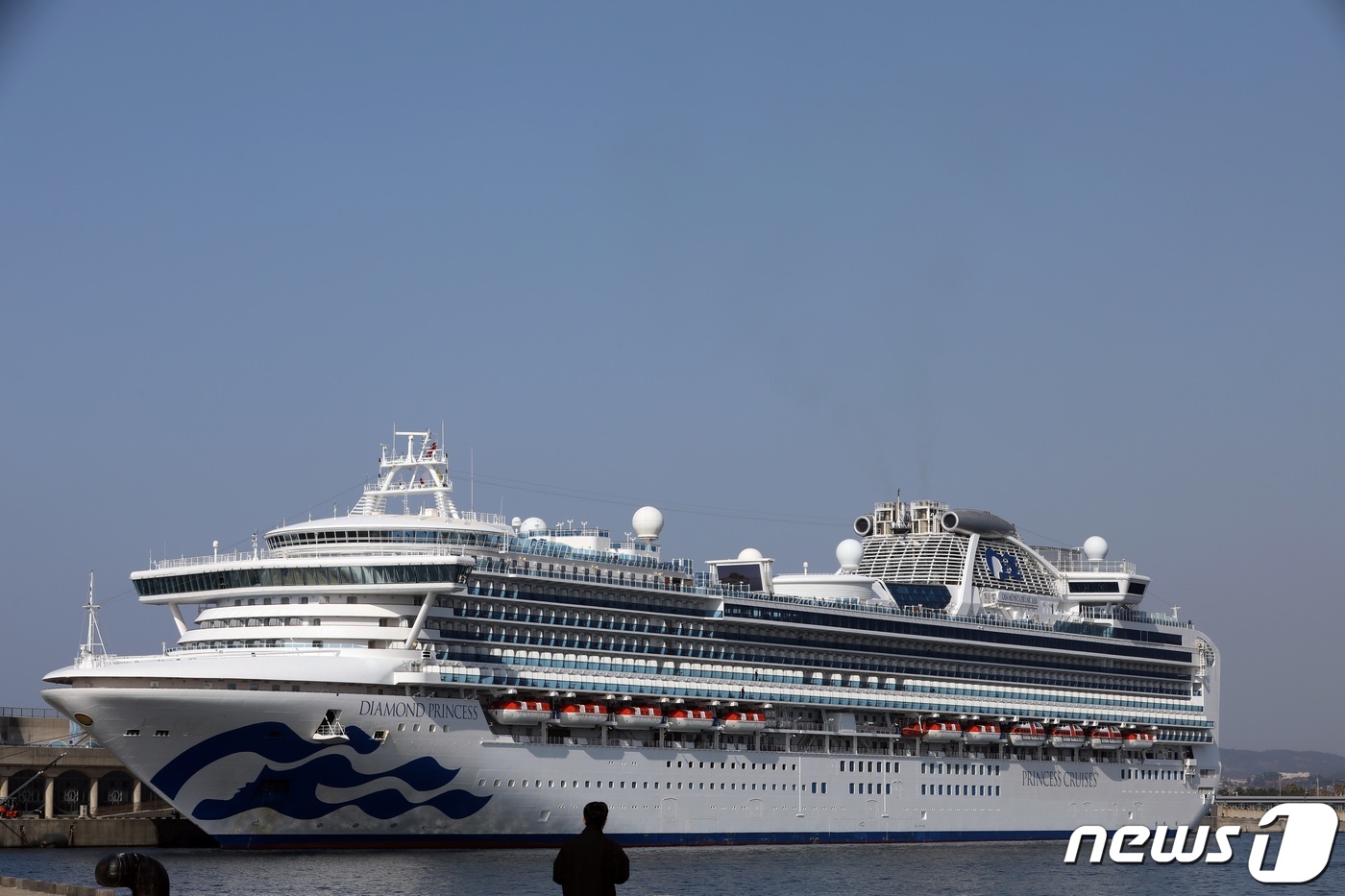 (제주=뉴스1) 고동명 기자 = 19일 오전 제주 서귀포시 강정민군복합형관광미항에 일본 가고시마에서 출발한 초대형 크루즈선 다이아몬드 프린세스호(11만톤급)가 입항해 있다. 강정항 …