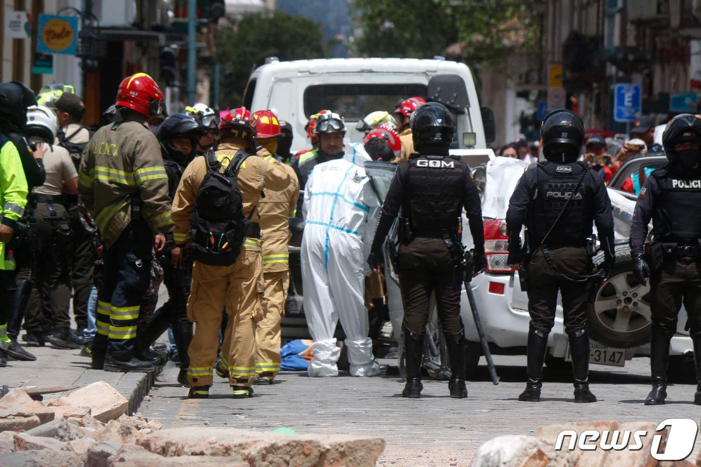 (쿠엥카 AFP=뉴스1) 우동명 기자 = 18일(현지시간) 규모 6.8의 지진이 강타한 에콰도르 쿠엥카의 피해 현장에 군인과 소방대원이 출동을 하고 있다.ⓒ AFP=뉴스1