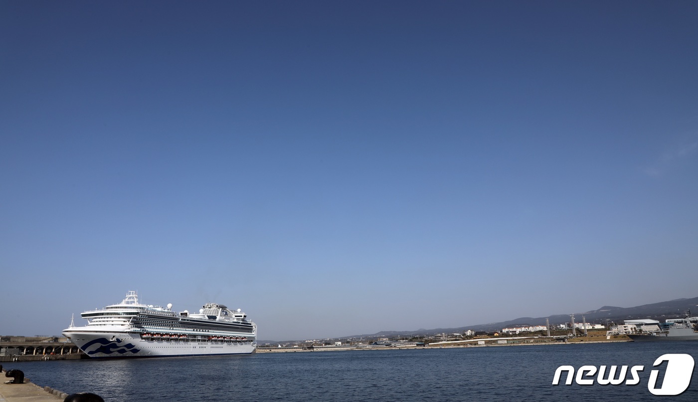 (제주=뉴스1) 고동명 기자 = 19일 오전 제주 서귀포시 강정민군복합형관광미항에 일본 가고시마에서 출발한 초대형 크루즈선 다이아몬드 프린세스호(11만톤급)가 입항해 있다. 강정항 …