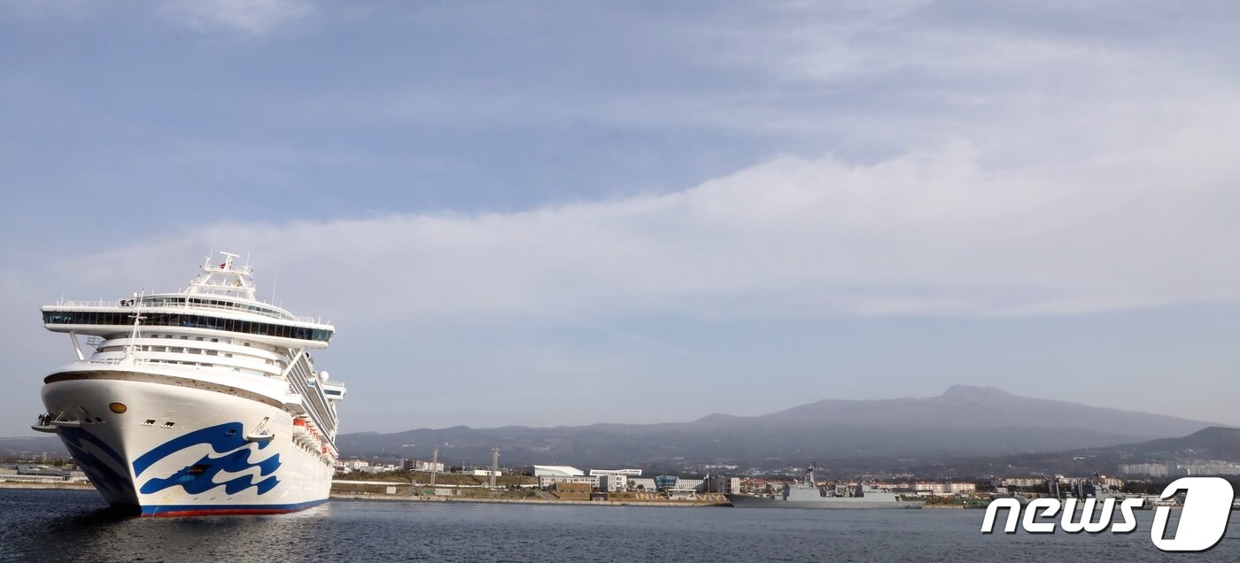 본문 이미지 - 19일 오전 제주 서귀포시 강정민군복합형관광미항에 일본 가고시마에서 출발한 초대형 크루즈선 다이아몬드 프린세스호&#40;11만톤급&#41;가 입항해 있다. 사진 오른쪽은 한라산 모습. 강정항에 국제크루즈선이 입항하는 것은 2019년 이후 3년 10개월 만이다.2023.3.19/뉴스1 ⓒ News1 고동명 기자