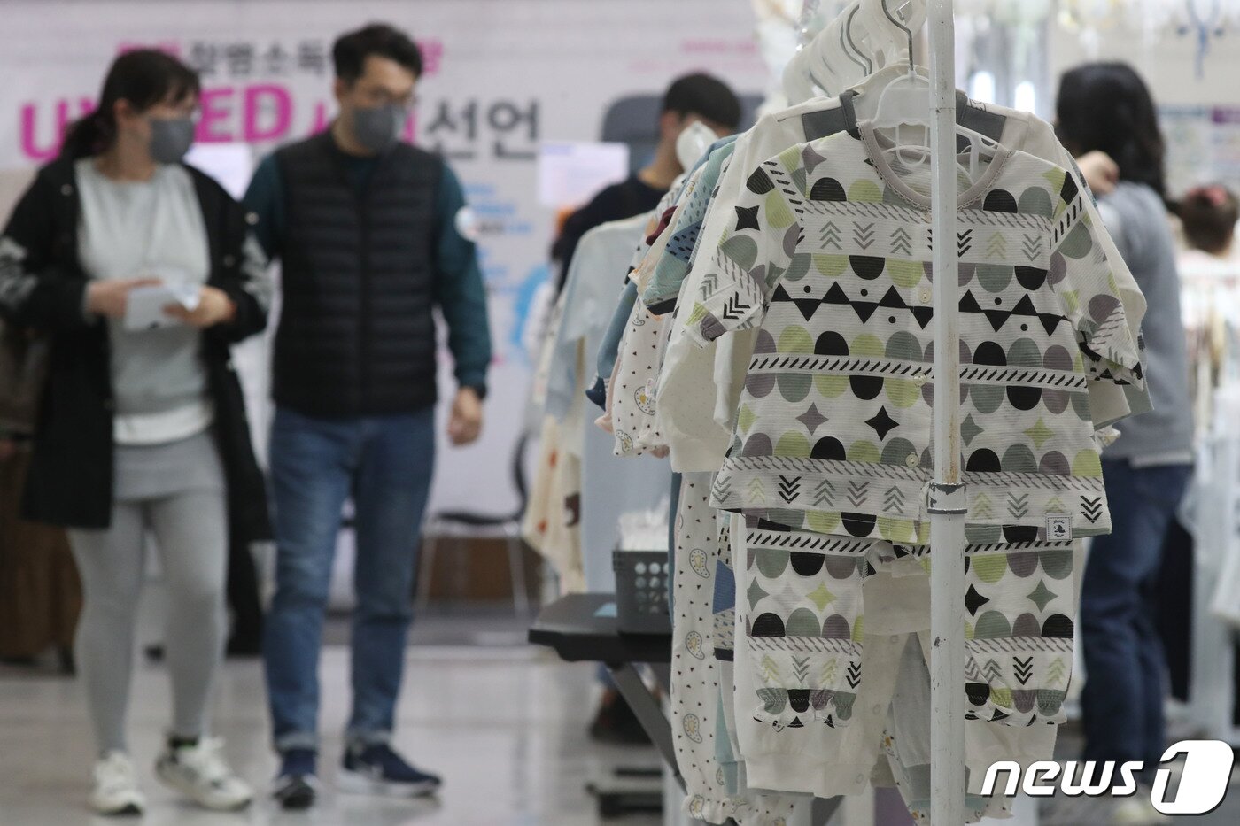 본문 이미지 - 19일 오전 경기 수원시 권선구 수원메쎄에서 열린 '수원 코베 베이비페어&유아교육전'에서 관람객들이 다양한 육아용품을 둘러보고 있다. 2023.3.19/뉴스1 ⓒ News1 김영운 기자