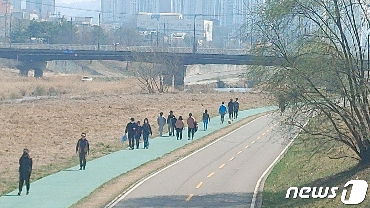 본문 이미지 - 19일 오후 충북 청주시 무신천변 산책길을 찾은 시민들이 거닐고 있다. /뉴스1 