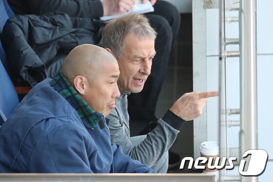 위르겐 클린스만 대한민국 축구 국가대표 감독이 19일 오후 차두리 어드바이저 등 코칭스태프와 함께 '2023 하나원큐 K리그1' 4라운드 대구FC와 전북현대의 경기가 열린 대구 북구 DGB대구은행파크를 찾아 선수들의 경기 모습을 지켜보고 있다. 2023.3.19/뉴스1 © News1 공정식 기자