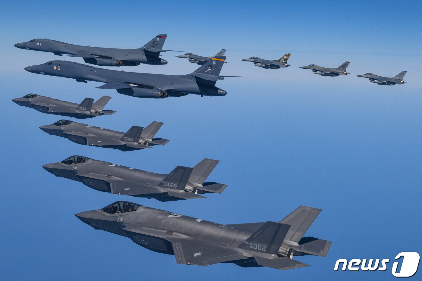 본문 이미지 - 우리 공군 F-35A 전투기와 미 공군 B-1B 전략폭격기 및 F-16 전투기가 참가한 한미연합 공중훈련. (국방부 제공) 2023.3.19/뉴스1