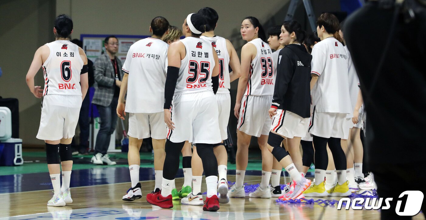 본문 이미지 - 19일 아산 이순신체육관에서 열린 신한은행 SOL 2022~2023 여자프로농구 챔피언결정전 아산 우리은행과 부산 BNK 썸의 경기에서 56대62으로 패배한 BNK 썸 선수들이 아쉬워하고 있다. 2023.3.19/뉴스1 ⓒ News1 이동해 기자