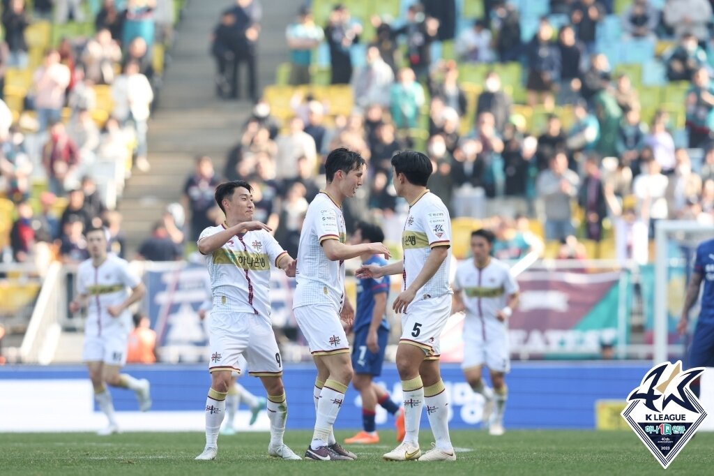 본문 이미지 - 수원 삼성을 꺾은 대전하나시티즌 (한국프로축구연맹 제공)