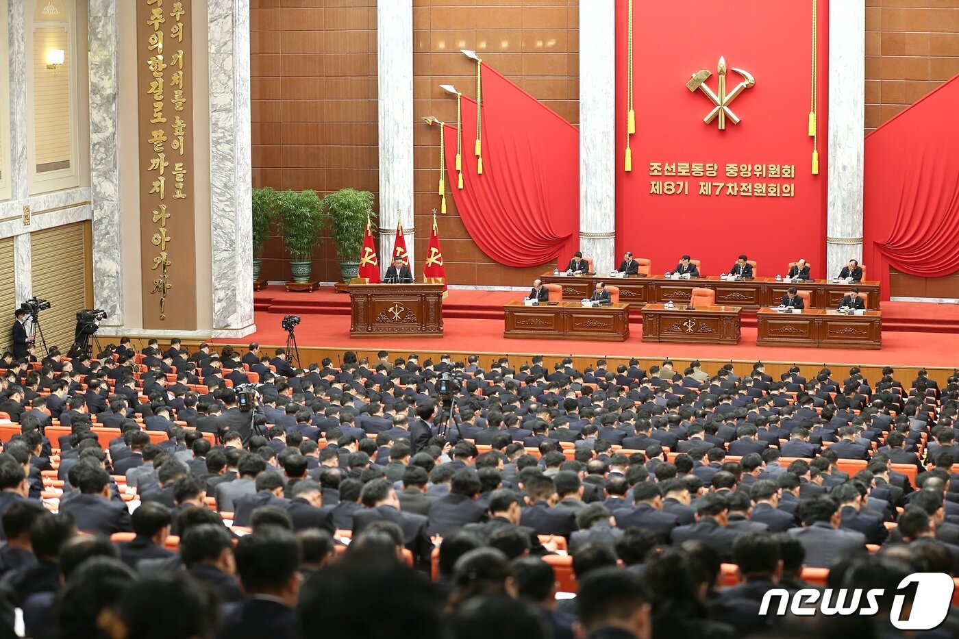 본문 이미지 - (평양 노동신문=뉴스1) = 지난 2월 말에 열린 북한 노동당 중앙위원회 제8기 제7차 전원회의 확대회의 모습. [국내에서만 사용가능. 재배포 금지. DB 금지. For Use Only in the Republic of Korea. Redistribution Prohibited] rodongphoto@news1.kr