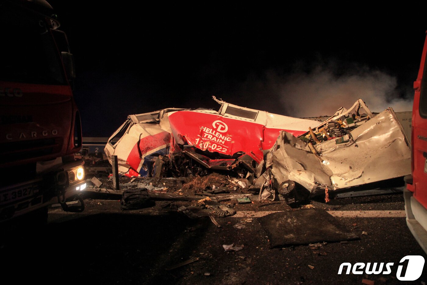본문 이미지 - 1일(현지시간) 그리스 중부 테살리아주 라리사에서 최소 40명이 숨진 열차 충돌 사고로 참혹하게 부서진 객차가 보인다. ⓒ 로이터=뉴스1 ⓒ News1 우동명 기자