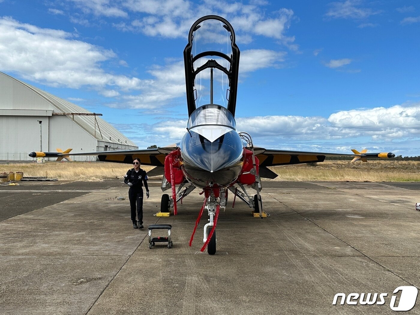 본문 이미지 - 공근 특수비행팀 '블랙이글스' 최초의 여성 정비기사인 맹윤주 중사가 1일(현지시간) 호주 애벌론 에어쇼 현장에서 9호기를 정비하고 있다. ⓒ News1 이창규 기자