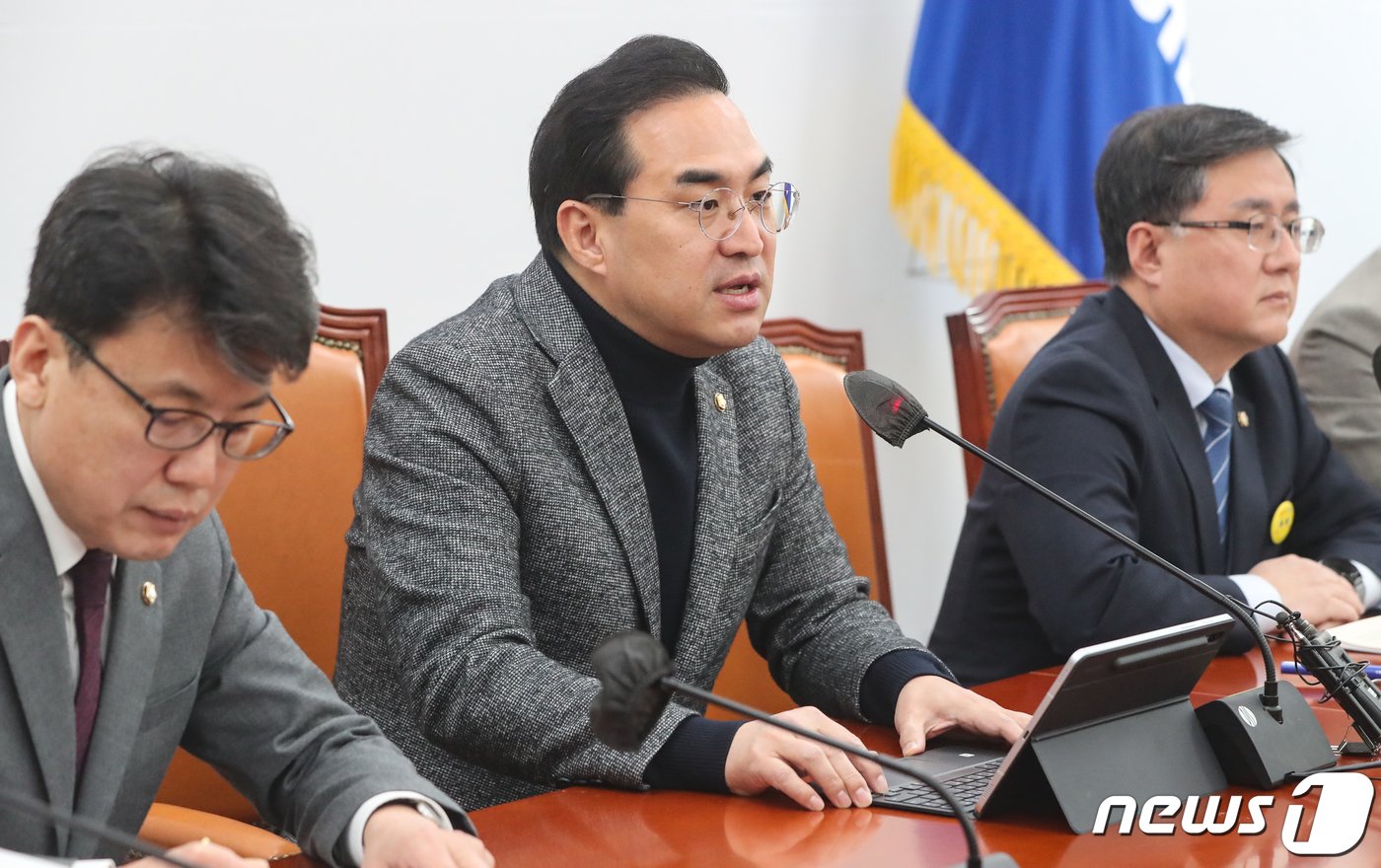 본문 이미지 - 박홍근 더불어민주당 원내대표가 2일 서울 여의도 국회에서 열린 정책조정회의에서 모두발언을 하고 있다. 2023.3.2/뉴스1 ⓒ News1 허경 기자