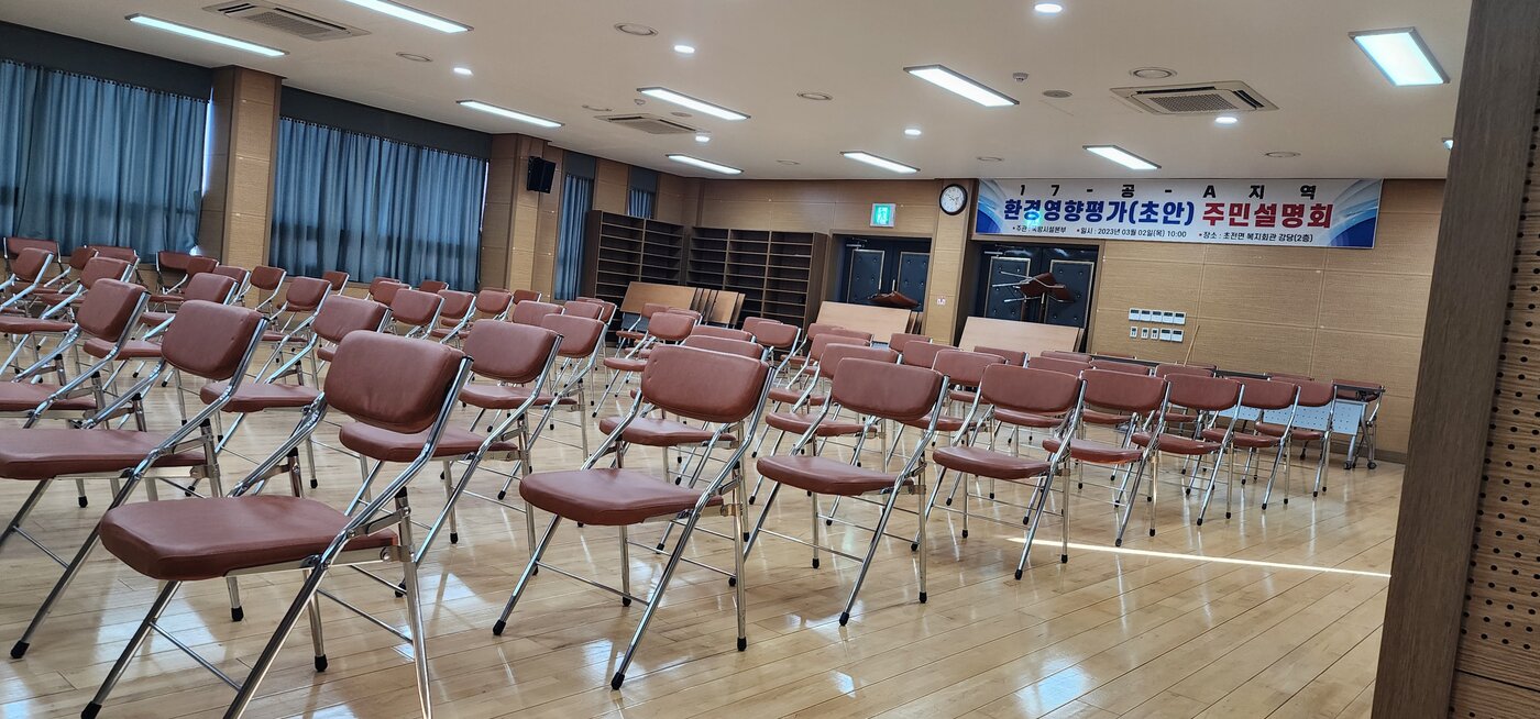 본문 이미지 - 2일 사드배치를 반대하는 지역 주민들과 단체 회원들이 경북 성주군 초전면 복지회관에서 열린 성주사드기지 환경영향평가 초안 주민설명회장앞을 가로막아 설명회장이 텅 비어 있다. 2023.3.2/뉴스1 ⓒ News1 정우용 기자