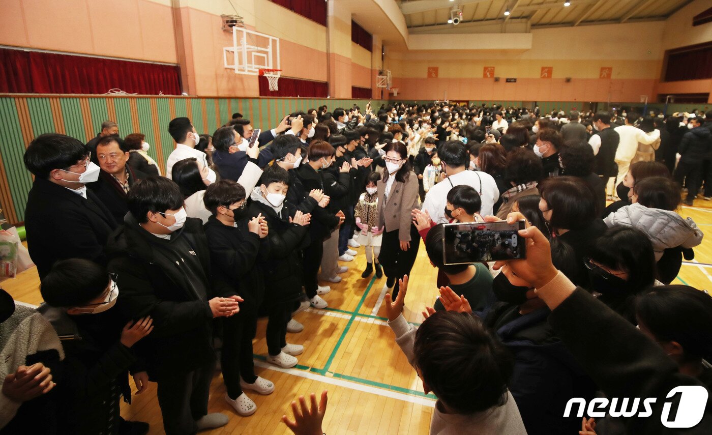 본문 이미지 - 2일 오전 제주시 이도초등학교 체육관에서 열린 2023학년도 입학식에서 6학년 학생들이 신입생들의 길을 열어주며 박수치고 있다. 2023.3.2/뉴스1 ⓒ News1 오현지 기자