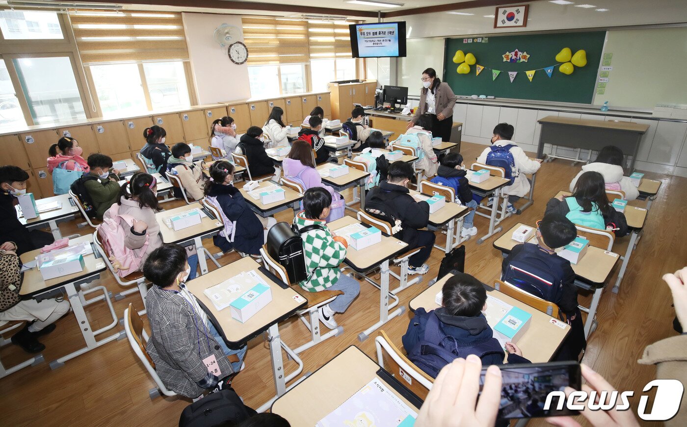 본문 이미지 - 2023학년도 입학식이 열린 2일 오전 제주시 이도초등학교 1학년 교실에서 신입생들이 담임선생님으로 부터 학교 설명을 듣고 있다. 2023.3.2/뉴스1 ⓒ News1 오현지 기자