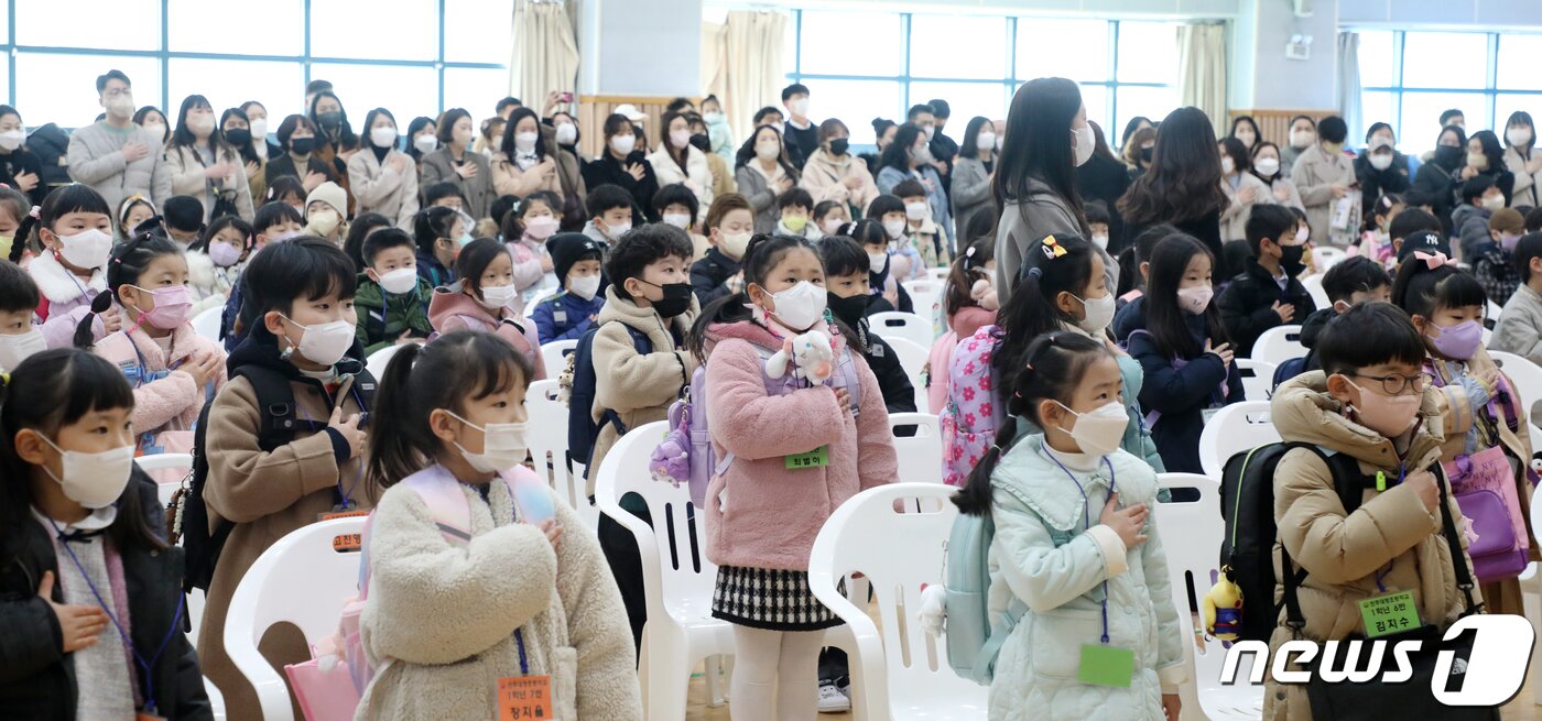본문 이미지 - 2023학년도 입학식이 열린 2일 전북 전주시 전주대정초등학교에서 학생들이 국민의례를 하고 있다. 2023.3.2/뉴스1 ⓒ News1 유경석 기자