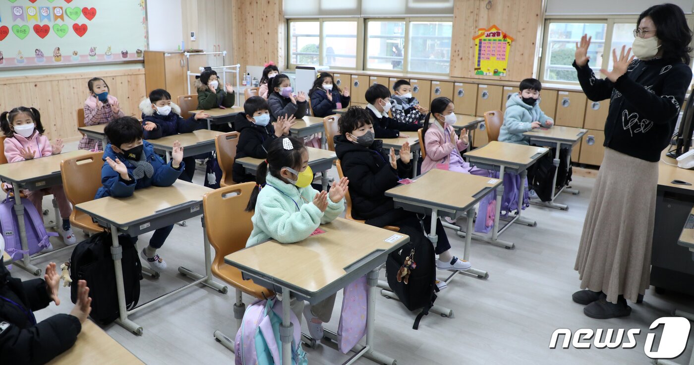 본문 이미지 - 2023학년도 입학식이 열린 2일 전북 전주시 전주대정초등학교 1학년 교실에서 담임선생님과 학생들이 인사를 하고 있다. 2023.3.2/뉴스1 ⓒ News1 유경석 기자