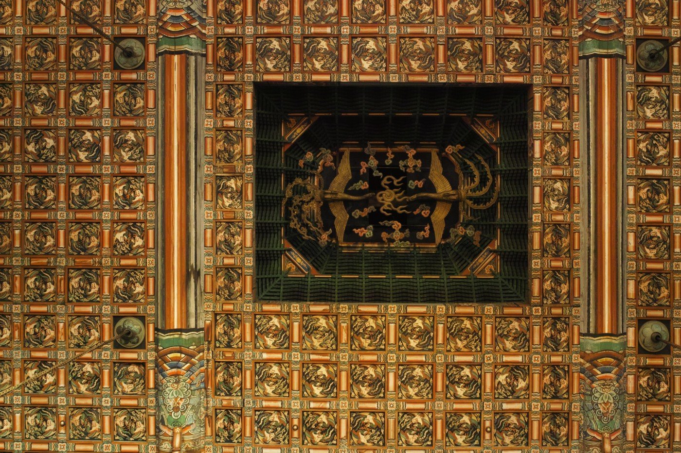 본문 이미지 - 인정전 천장의 봉황 목조각.(문화재청 제공) 