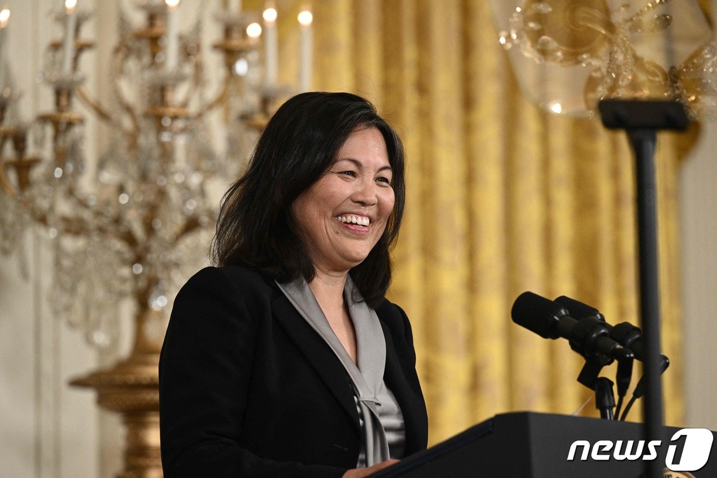 본문 이미지 - 줄리 수 미국 노동장관 지명자가 백악관에서 조 바이든 대통령의 발표에 활짝 웃으며 소감을 말하고 있다. ⓒ AFP=뉴스1 ⓒ News1 우동명 기자