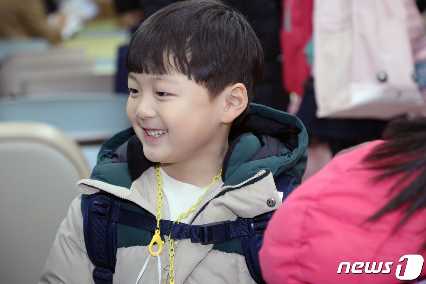 본문 이미지 - 2일 광주 동구 동산초등학교 입학식에서 1학년 학생이 활짝 웃고있다. 이날 입학식은 신종 코로나바이러스 감염증(코로나19)으로 2019년 이후 4년 만에 실내 마스크 의무없이 대면 행사로 진행됐다. 2023.3.2/뉴스1 ⓒ News1 이수민 기자