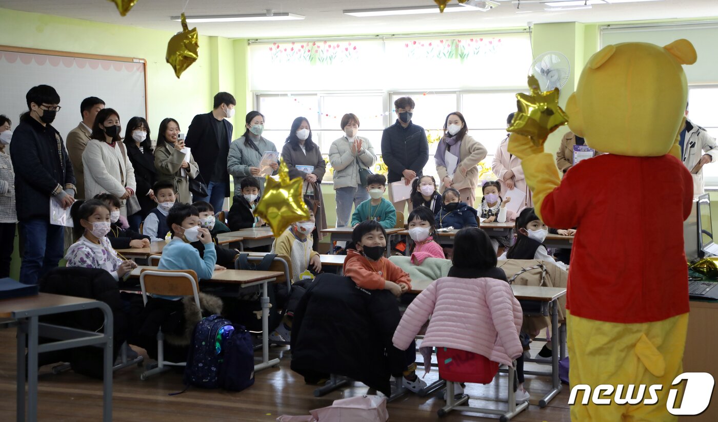 본문 이미지 - 2일 광주 동구 동산초등학교 1학년1반 교실에서 신입생 환영 행사가 열리고 있다. 이날 입학식은 신종 코로나바이러스 감염증(코로나19)으로 2019년 이후 4년 만에 실내 마스크 의무없이 대면 행사로 진행됐다. 2023.3.2/뉴스1 ⓒ News1 이수민 기자