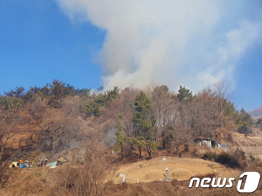 2일 오전 9시48분쯤 전남 여수시 웅천동 한 야산에서 화재가 발생, 화재 지점에서 연기가 피어오르고 있다.&#40;산림청 제공&#41;2023.3.2/뉴스1