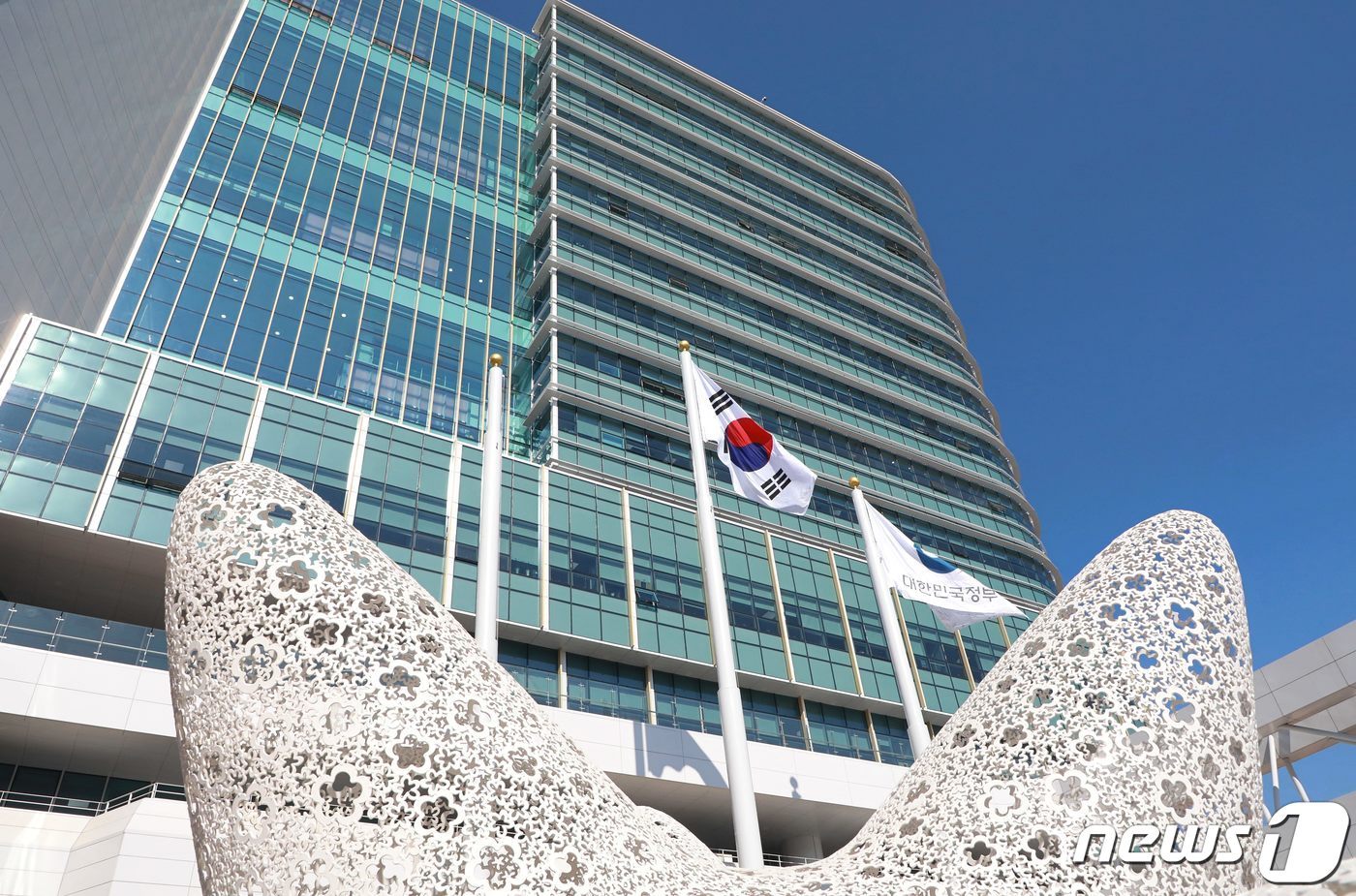 본문 이미지 - 기획재정부가 위치한 정부세종청사 중앙동 전경. /뉴스1