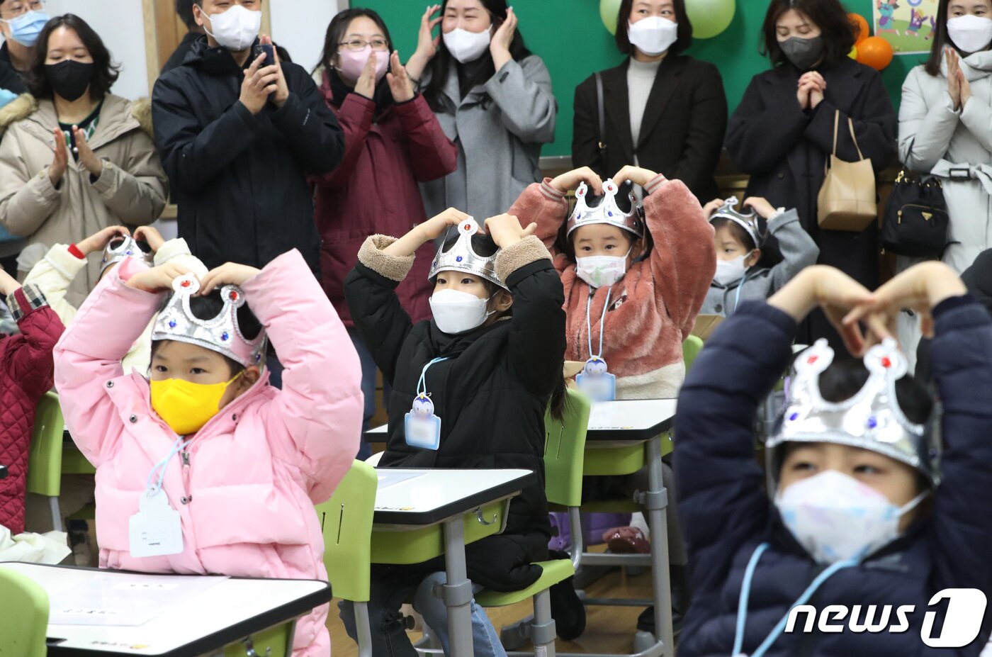 본문 이미지 - 2일 오전 경기 수원시 팔달구 매여울초등학교 입학식에서 열린 입학식에서 1학년 신입생들이 왕관을 쓰고 담임선생님에게 인사를 하고 있다. 2023.3.2/뉴스1 ⓒ News1 김영운 기자
