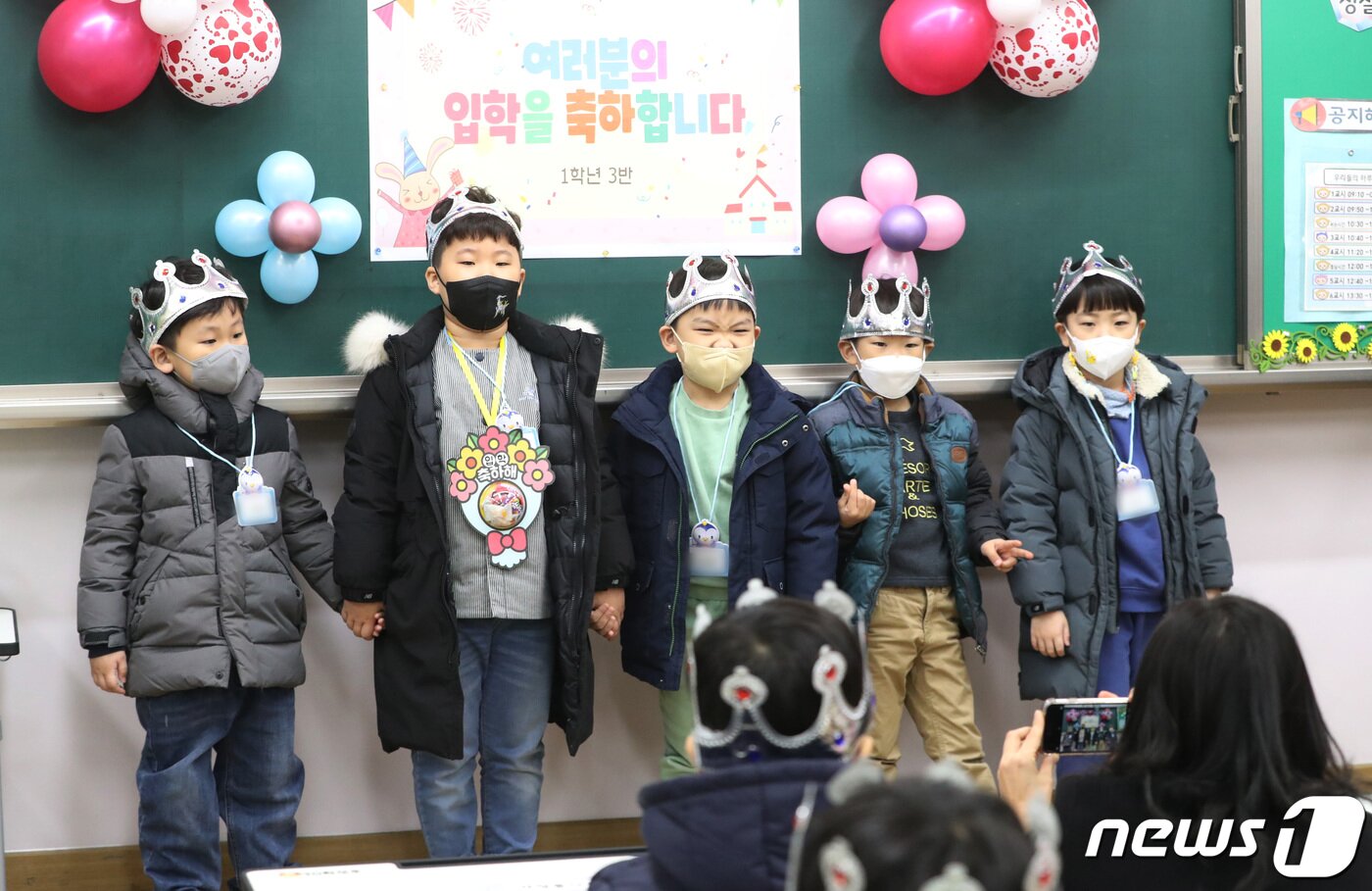 본문 이미지 - 2일 오전 경기 수원시 팔달구 매여울초등학교에서 열린 입학식에서 1학년 신입생들이 기념사진 촬영을 하고 있다. 2023.3.2/뉴스1 ⓒ News1 김영운 기자