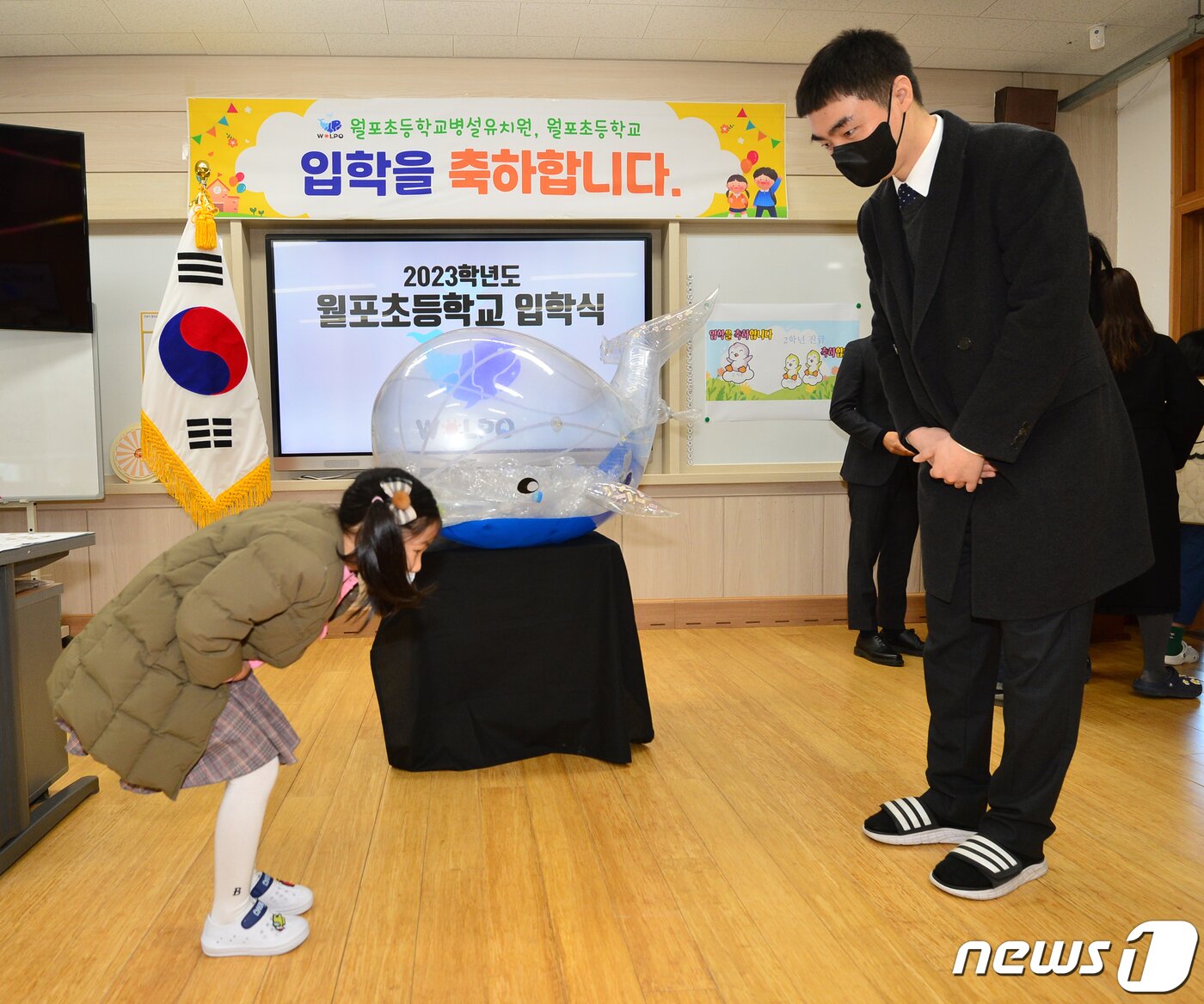 본문 이미지 - 2일 경북 포항시 북구 월포초등학교에서 열린 2023학년도 입학식에서 신입생이 선생님에게 인사하고 있다. 월포초등학교 올해 신입생은 단 한명이다.2023.3.2/뉴스1 ⓒ News1 최창호 기자