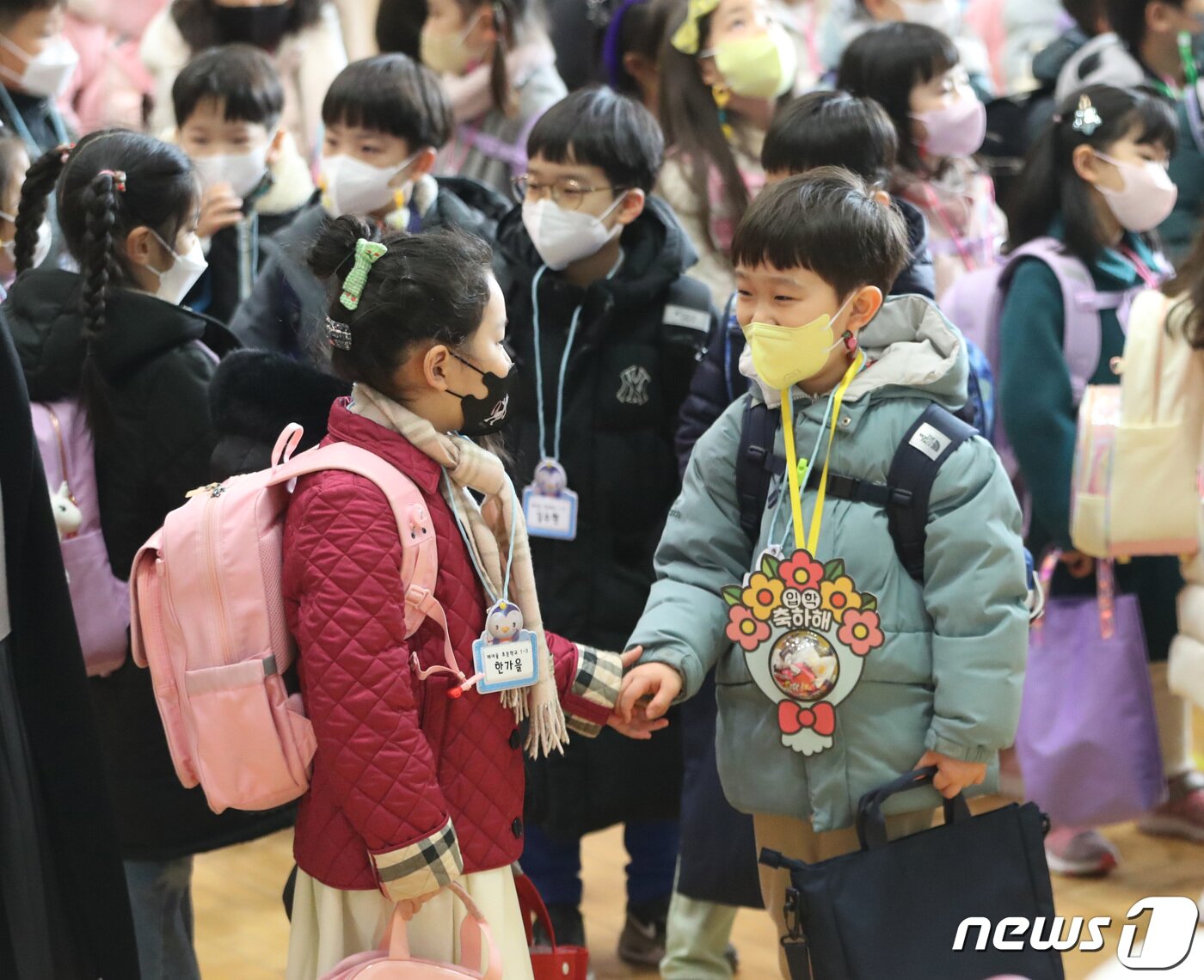 본문 이미지 - 2일 오전 경기 수원시 팔달구 매여울초등학교에서 입학식이 진행되고 있다. 2023.3.2/뉴스1 ⓒ News1 김영운 기자
