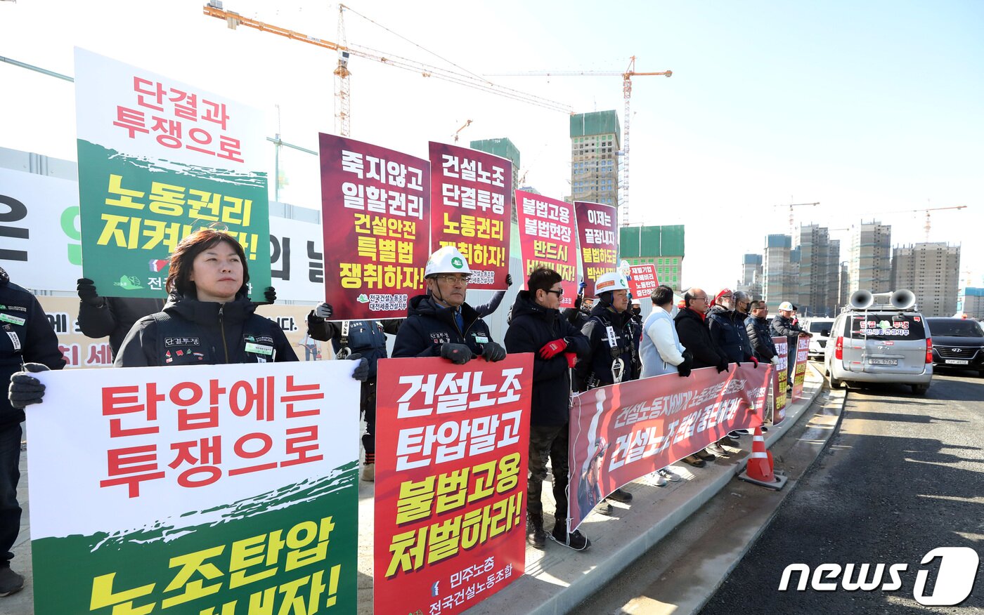 본문 이미지 - 민주노총 건설노조 조합원들이 2일 세종시 6-3 생활권 공사현장 앞에서 기자회견을 열고 정부의 정책을 규탄하고 있다. 2023.3.2/뉴스1 ⓒ News1 김기남 기자